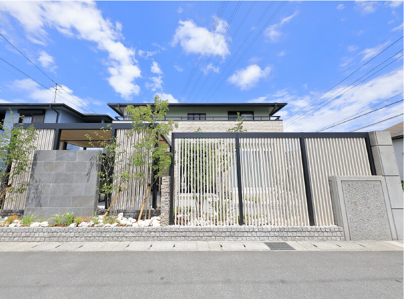 奥行きのある空間となる住まいの顔に！